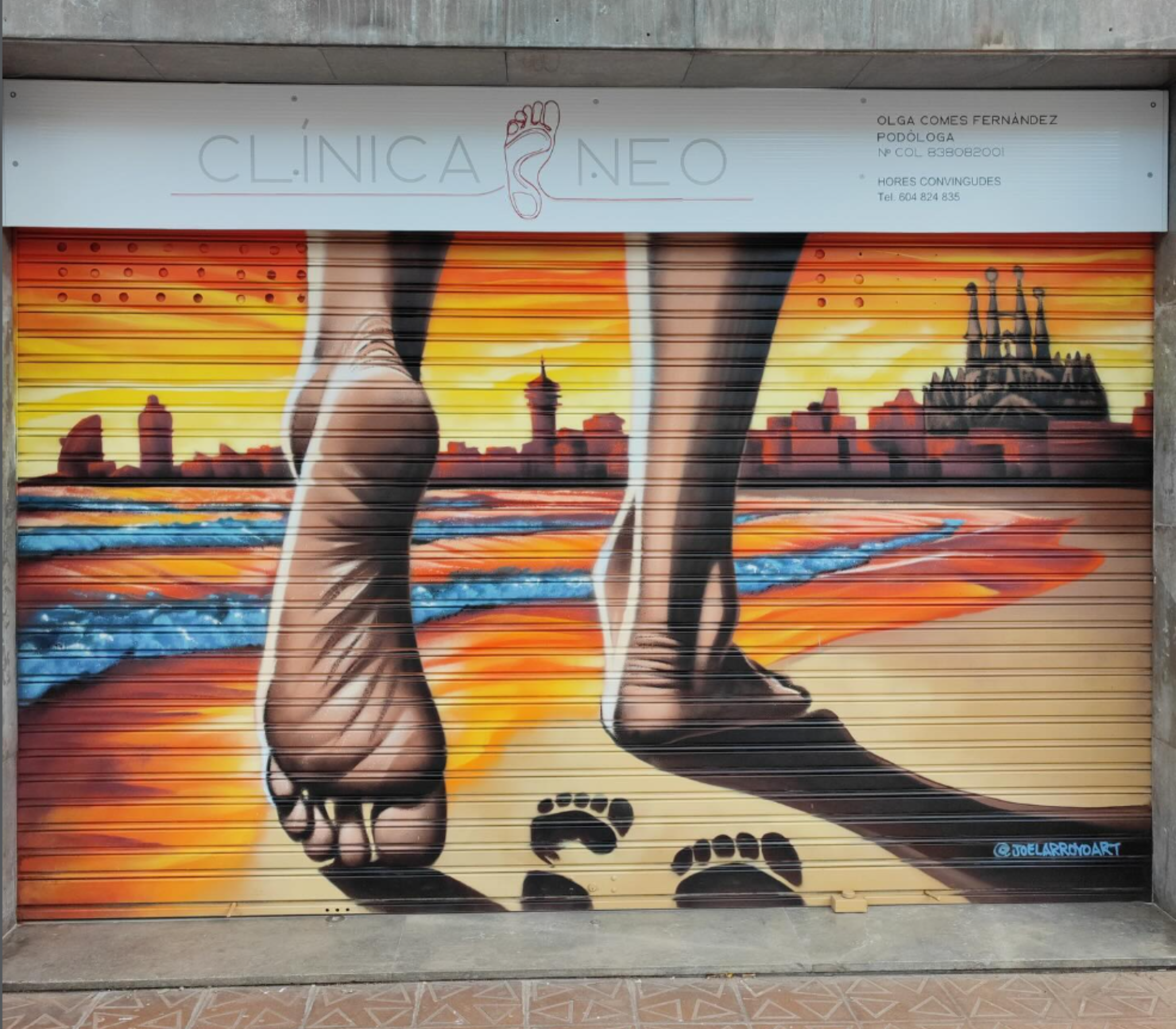 Fachada de Clínica Neo con mural artístico