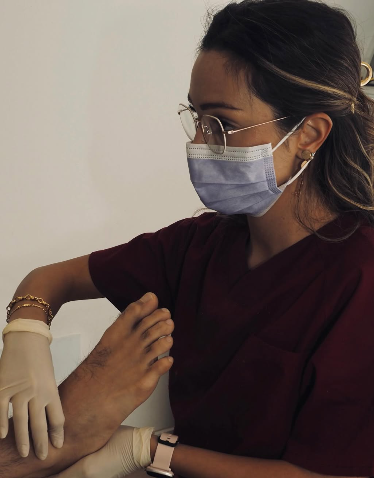 Podóloga profesional realizando una visita domiciliaria